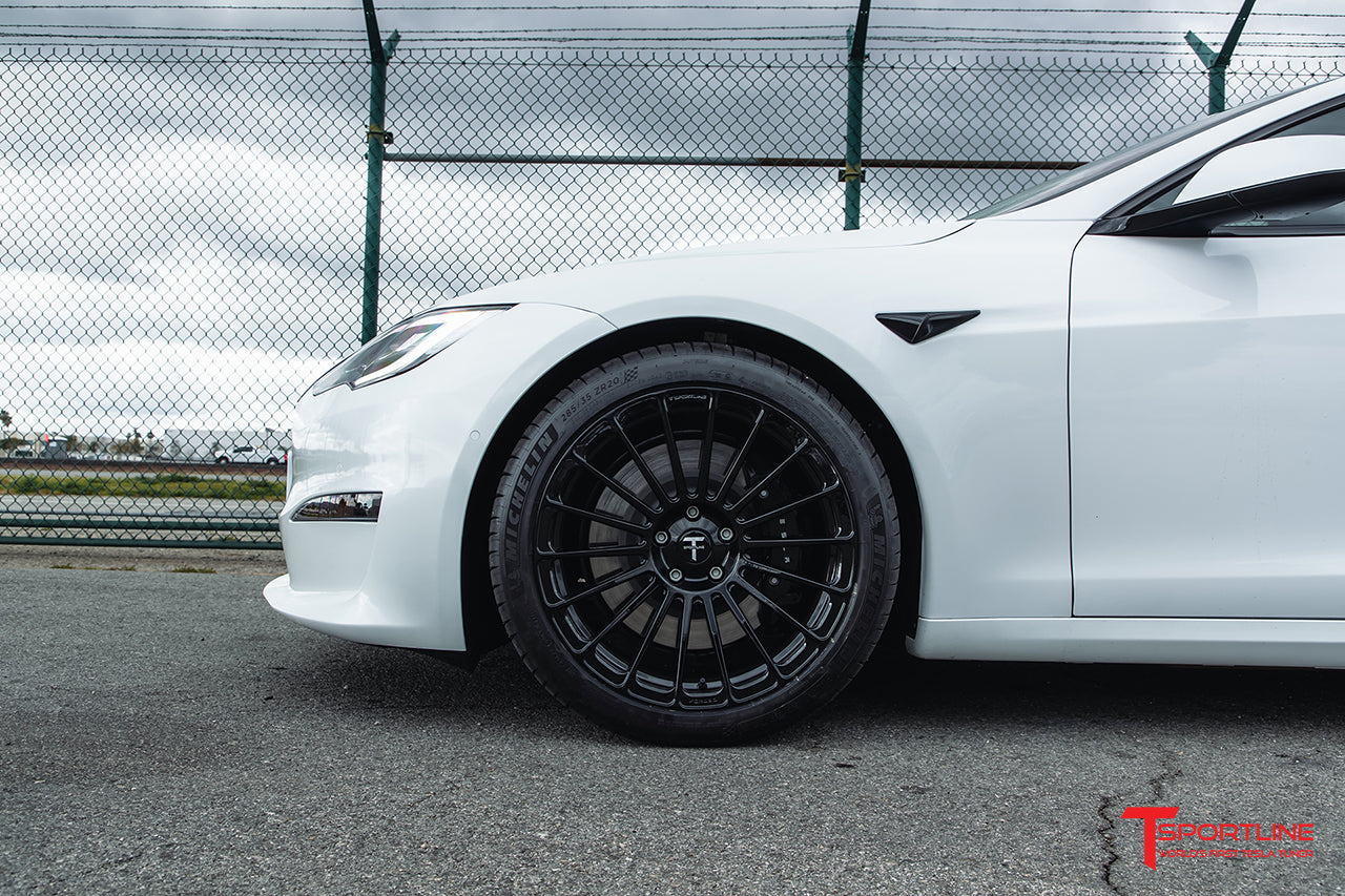 White Model S Plaid with 20" TS118 in Gloss Black by T Sportline